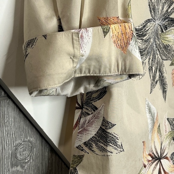 275. CHICOāS Tropical Inspired Button Down Shirt 0P - Picture 3 of 8